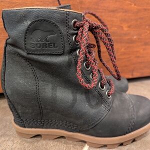 Sorel Women's Black and Tan Lace-Up Wedge Boots Size 7